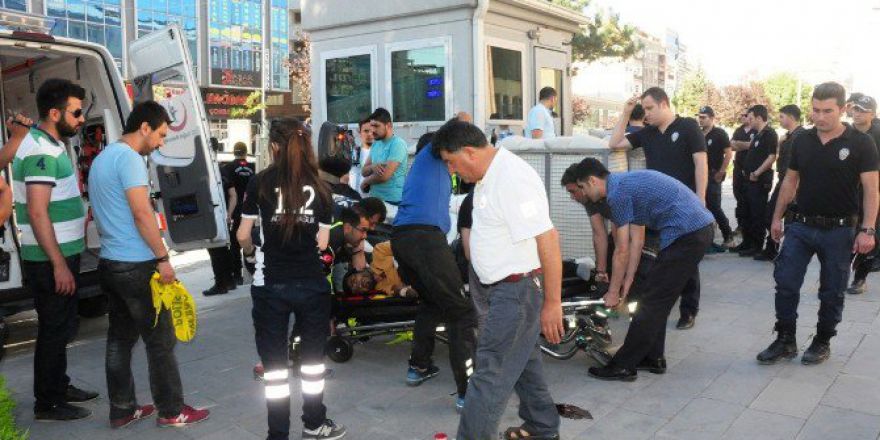 Van’da Bıçaklı Saldırı: 2 Yaralı