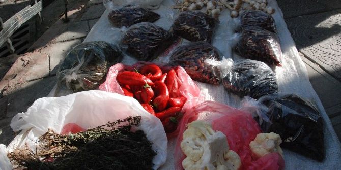 Kaldırım Üzerinde Satış Yaparak Torunlarının Harçlığını Çıkartıyor