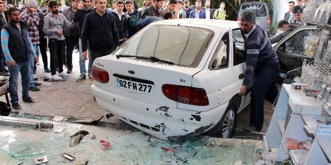 Otomobil İş Yerine Daldı