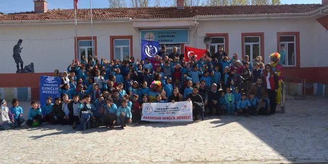 Gönüllü Gençler Çıkrık Köyü İlkokulu’nda Sınıf Kitaplığı Oluşturdu