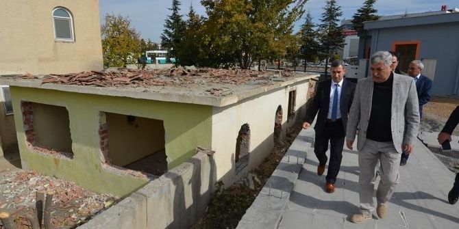 Yeşilyurt Belediyesi Bu Yıl 53 Metruk Ev Yıkımı Yaptı