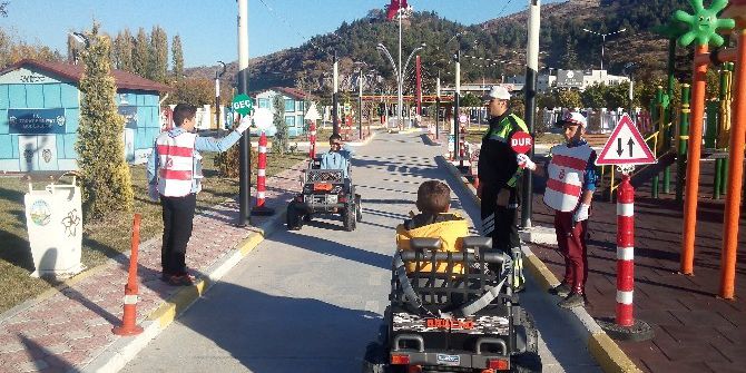 Trafik Kurallarını Eğlenerek Öğreniyorlar