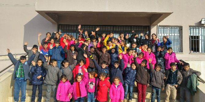 Okulu Boyayıp Öğrencilere Yardımda Bulundular