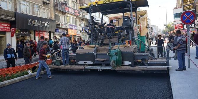 Atatürk Bulvarında Sıcak Asfalt Çalışmaları Tamamlanıyor
