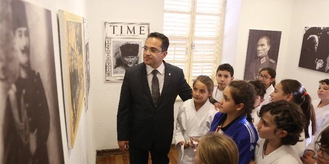 Bornova’daki Fotoğraflarla Atatürk Sergisine Yoğun İlgi