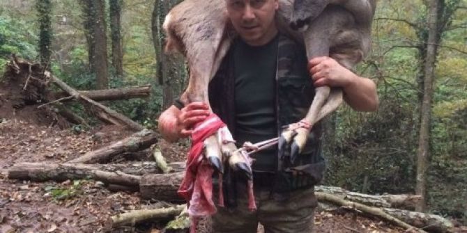 Yaralı Karacayı 3 Kilometre Omuzunda Taşıdı