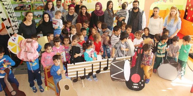 Öğrencileri Yaptıkları Oyuncakları Çocuklara Hediye Etti