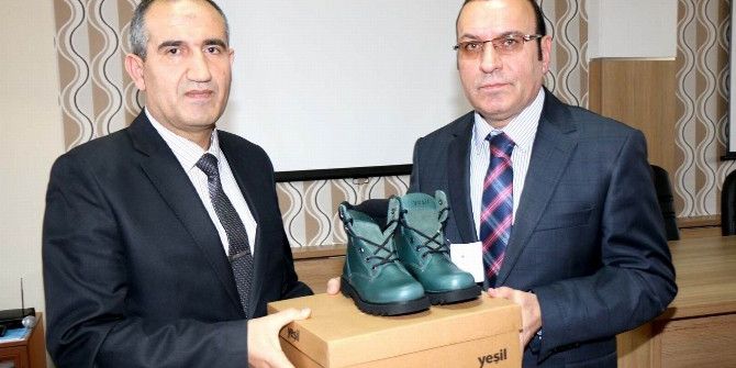 Sivas’ta İhtiyaç Sahibi Öğrencilere Kışlık Bot Dağıtıldı