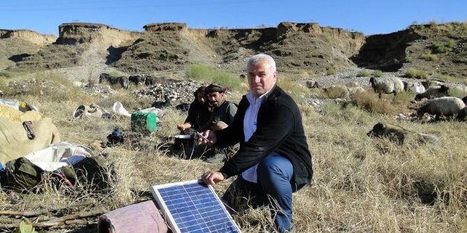 Göçerler, Telefonları Şarj Etmek İçin Güneş Panelleriyle Geziyor