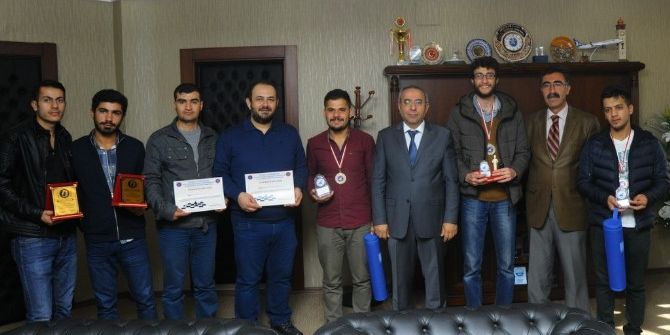 Rektör Battal’dan Dereceye Girenlere Ödül