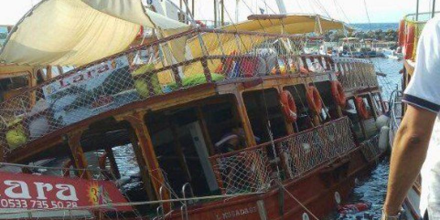 Güzelçamlı’da Gezi Teknesi Kayalıklara Çarptı