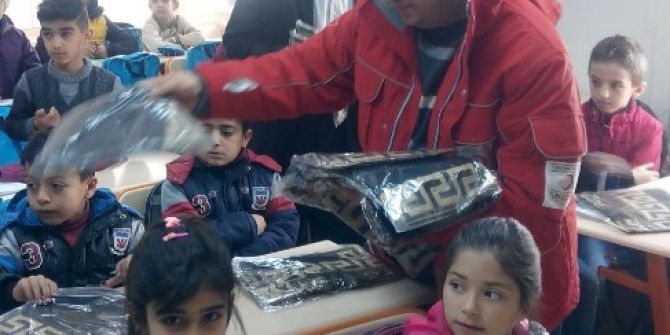 Kızılay’dan 300 Suriyeli Öğrenciye Giyim Yardımı