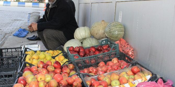 Zabıtalara Kızdı, Sebzelerini Yola Saçtı