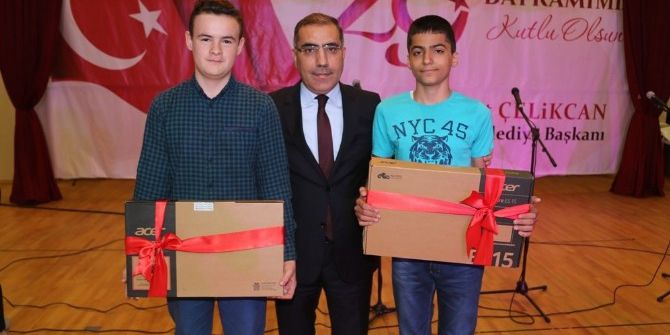 Başkan Çelikcan’dan Birincilere Dizüstü Bilgisayar