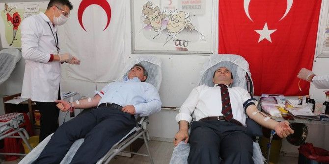 Vali Ve Başkandan Kızılay’a Kan Bağışı