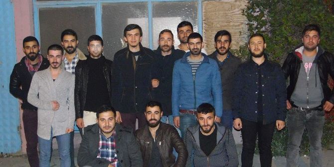 Ak Gençlerin Mahalle Sohbetleri Sürüyor