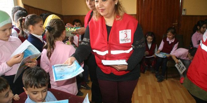 Minik Çocuklar Türk Kızılayı İle Tanıştı