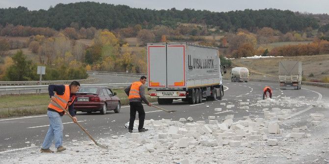 Park Halindeki Kamyona Çarpan Tır Sürücüsü Kaçtı