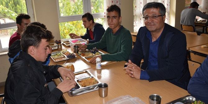 Kocagöz, Öğrencilerle Yemekte Buluştu