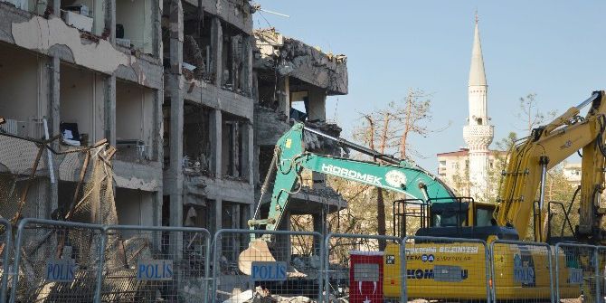 Diyarbakır’da Emniyet Binasının Yıkımına Başlandı