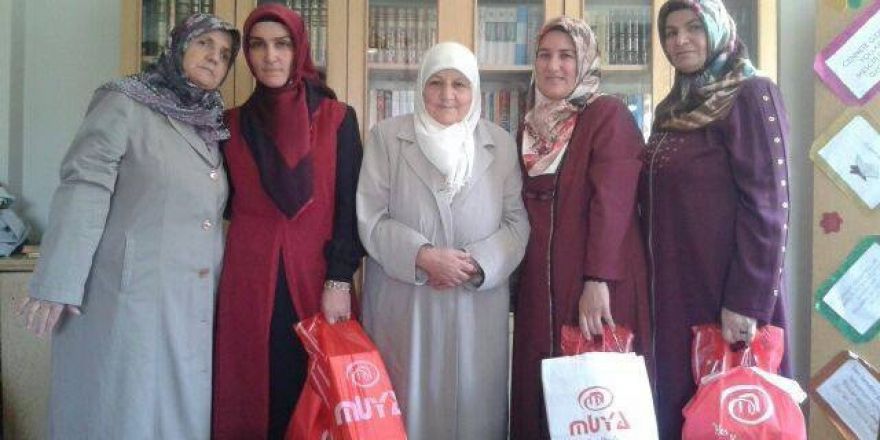 İşitme Engelli Kadın Kur’an-ı Kerim’i Hatmetti