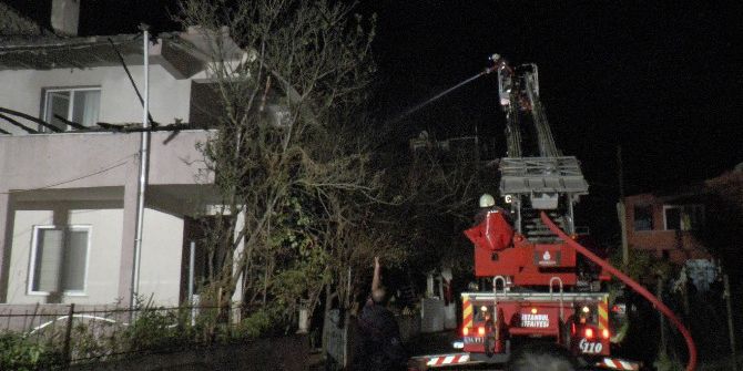 Riva’da Üç Katlı Bina Alevlere Teslim Oldu