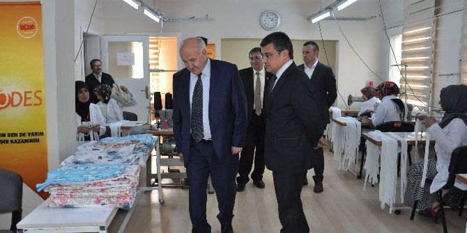 Pasinler’de Kurulan Konfeksiyon Atölyesi Kaymakamlardan Tam Not Aldı