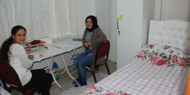 Bu Evlerde Üniversite Öğrencileri Ücretsiz Kalıyor