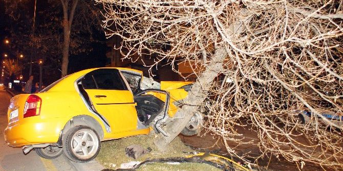 Ticari Taksi Ağaca Çarptı: 2 Yaralı
