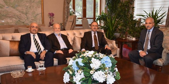 Manisa Cbü Yükseköğrenim Vakfı Vali Güvençer’i Ziyaret Etti