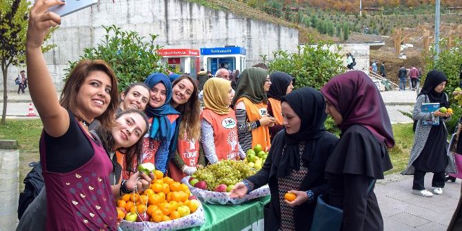 Üniversitesi Öğrencilerine Meyve İkram Ettiler