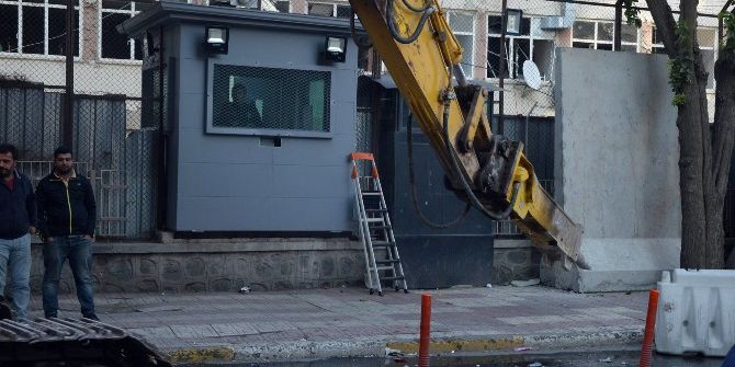 Saldırı Sonrası Emniyet Müdürlüğü Ek Binası Çevresi Beton Bloklarla Kapatıldı