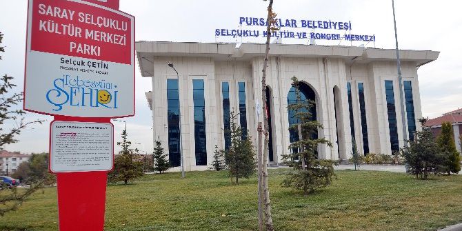 Pursaklar’da Parklar Kırmızı-beyaz Oldu