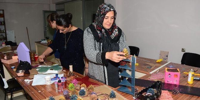 Bitlis’teki Kadınlar Atıklardan Süs Eşyası Üretiyor