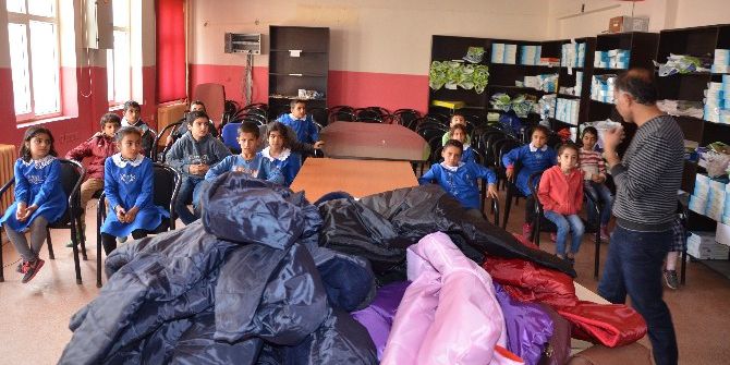 İhtiyaç Sahibi Öğrencilere Mont Yardımı