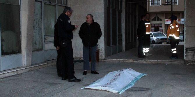 7. Kattan Düşen Yaşlı Adam Öldü