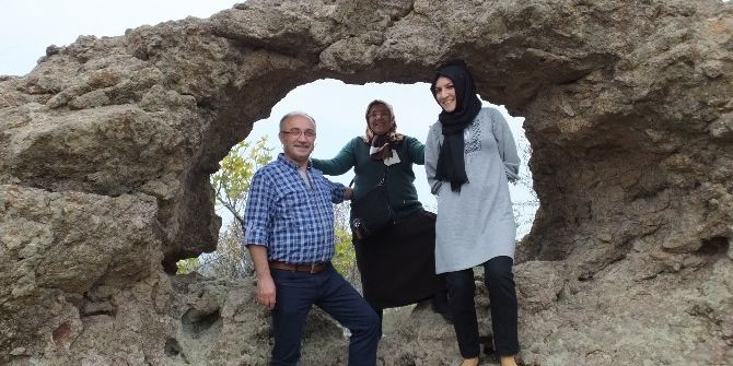 Burhaniye’de Deliktaş Kaya Sunağı İlgi Gördü