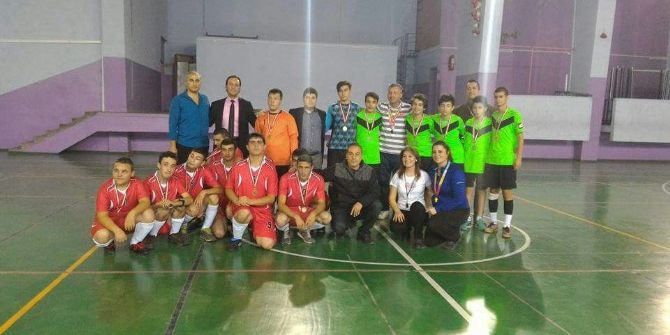 Liseli Öğrencilerden Futsal Maçı