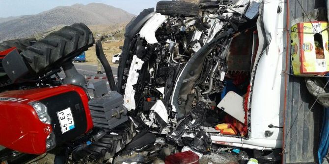 Kahramanmaraş’ta Kamyonet İle Traktör Çarpıştı: 2 Ölü, 8 Yaralı