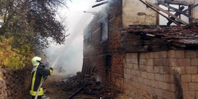 Denizli’de Yangın: 6 Koyun Telef Oldu, 1 Ton Saman Yandı