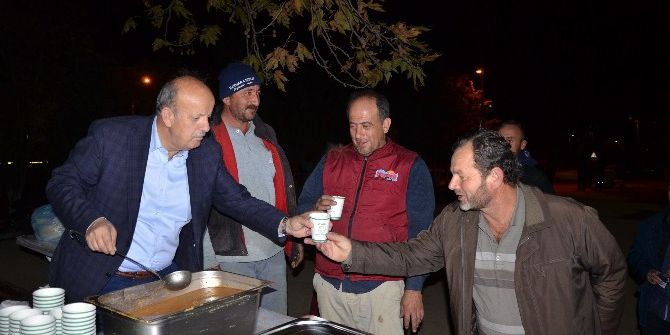 Başkandan Zeytincilere Sıcak Çorba