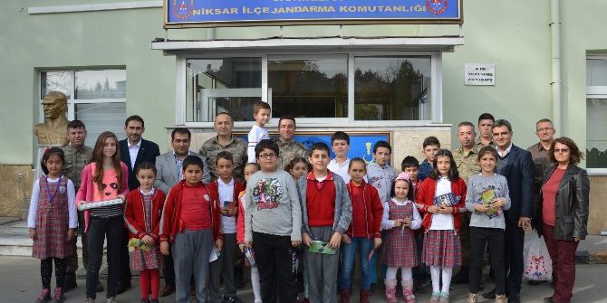 Niksar’da Öğrenciler Jandarmayı Ziyaret Etti