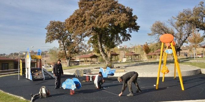 Gediz’de Çocuklara Oyun Grubu Ve Fitness Alanı