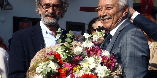 Menderes Samancılar Ödüllerini Bağışladı