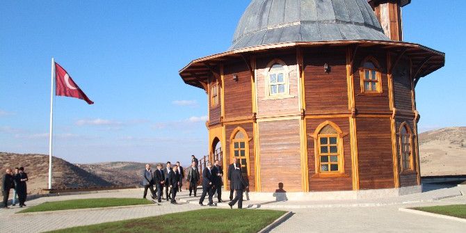 Akdağmadeni Ahşap Cami’de İlk Namazı Diyanet İşleri Başkanı Görmez Kıldı