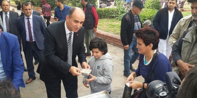 Efeler’de Şehiriçi Kooperatifi Deöokrasi Şehitleri İçin Aşure Dağıttı