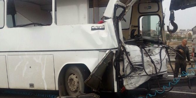 Servis Otobüsü Tankere Çarptı: 5 Yaralı