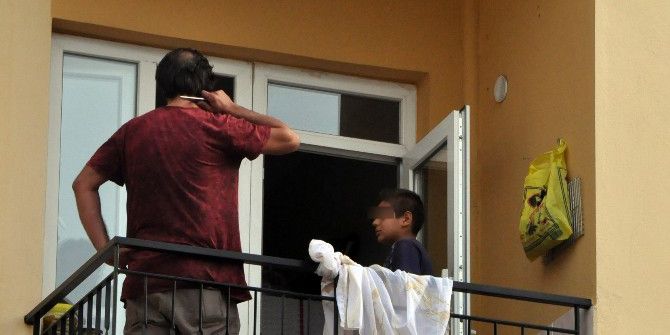 Çocuğunun Yanında Bıçaklı İntihar Girişimi