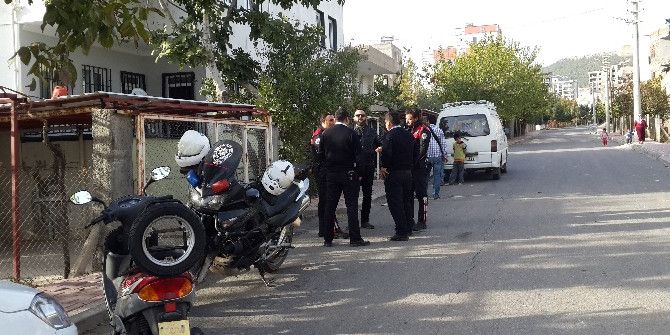 “Evde Silahlı Adam Var Beni Öldürecek” Diye Bağıran Kız Polis Ekiplerini Alarma Geçirdi