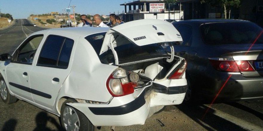 Otomobiller Çarpıştı: 2 Yaralı
